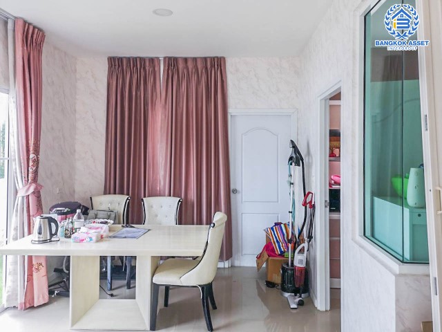 ทาวน์เฮ้าส์มือสองย่านปทุมธานี ม.เจ แกรนด์ รังสิต-คลอง1 หลังมุม! เนื้อที่กว้างขวางถึง 28.7 ตร.ว. ฟังก์ชันจัดเต็มถึง 4 ห้องนอน 3 ห้องน้ำ 2 ที่จอดรถ แถมฟรี 4 เครื่องปรับอากาศ บ้านพร้อมอยู่ เดินทางสะดวก ใกล้รถไฟฟ้าสายสีแดง "สถานีรังสิต" และทางด่วน "อุตราภิมุข"